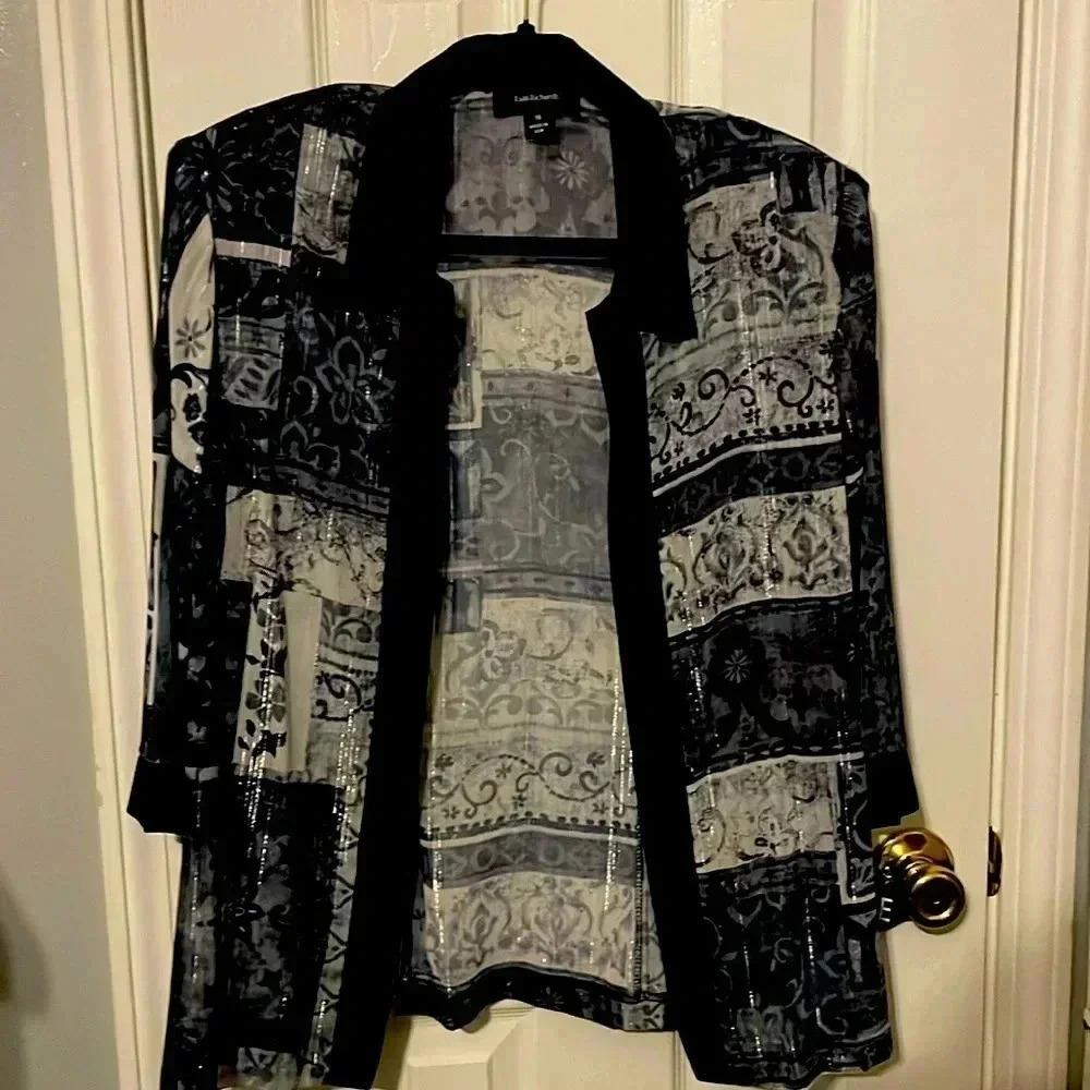 Blue pattern open front light weight cardigan by R&M Richard’s size 16